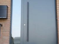 Aluminium-Haustür von PaX mit Seitenteil und Türspion