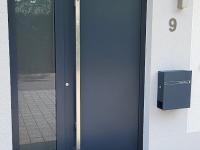 Haustür mit Seitenteil und Fingerprint sowie Türspion im Griff