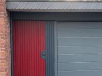 Rote Garagen-Nebeneingangstür