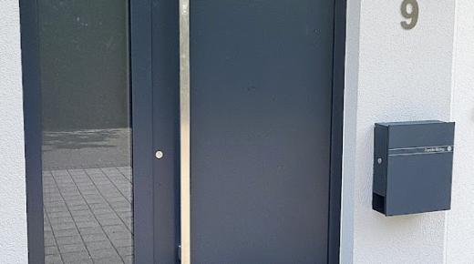 Haustür mit Seitenteil und Fingerprint sowie Türspion im Griff