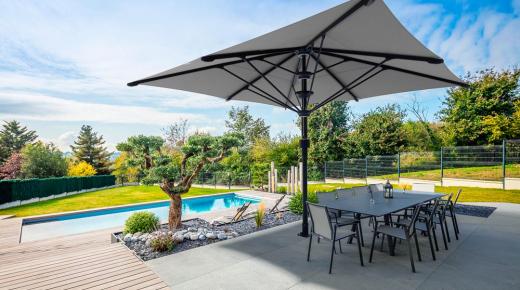 Sonnenschirm Terrasse mit Pool