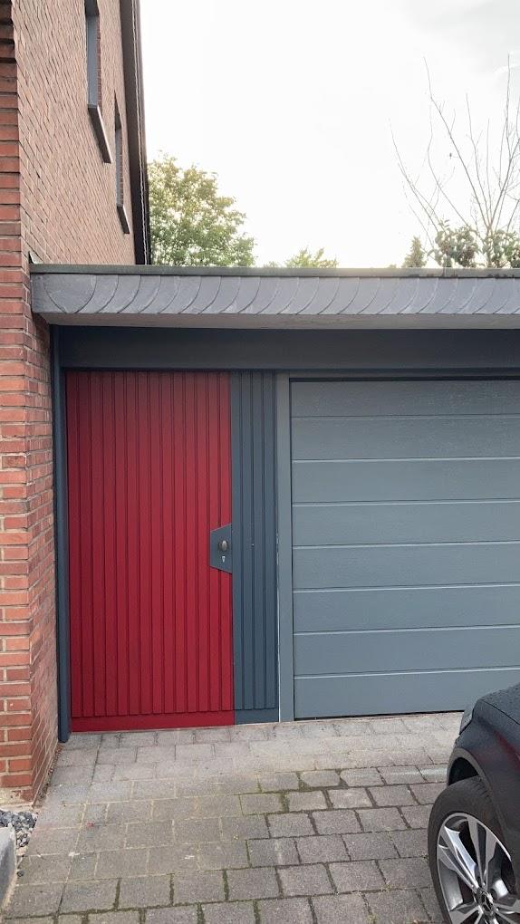 Rote Garagen-Nebeneingangstür
