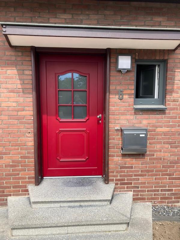 Rote Haustür mit glasteilenden Sprossen