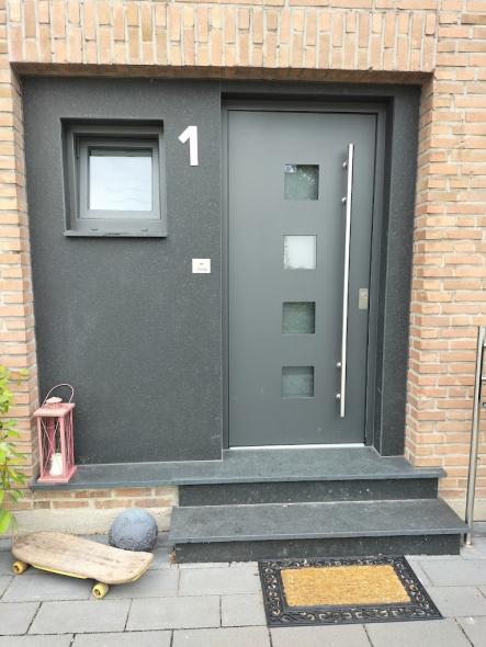 Alu-Haustür in Anthrazit mit Stangengriff