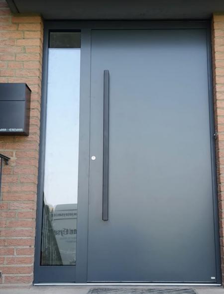 Aluminium-Haustür von PaX mit Seitenteil und Türspion