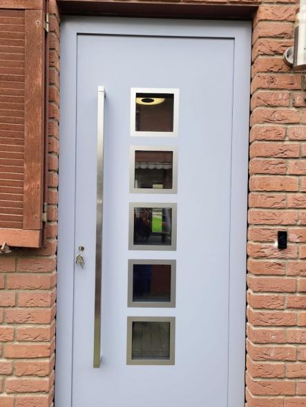 Hellgraue Haustür mit Verglasung