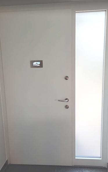 Aluminium-Haustür von PaX mit Seitenteil und Türspion